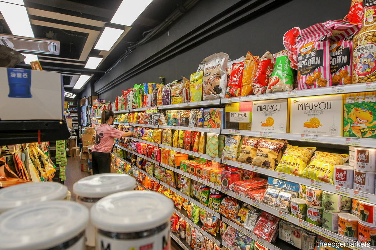 The volume index of retail trade climbed 3.2% versus the previous quarter. (Photo by Mohamad Shahril Basri/The Edge)